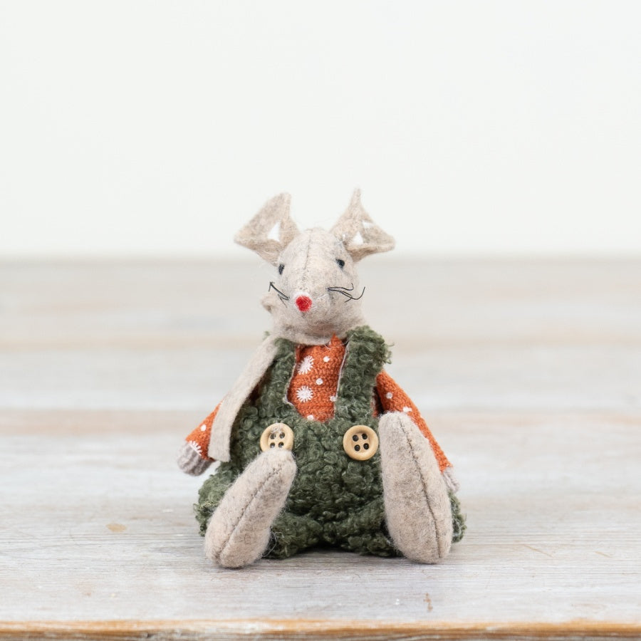 Cosy Sitting Mouse